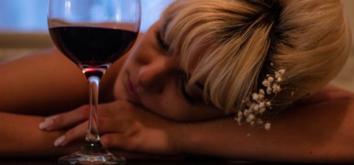 Síntomas de la adicción al alcohol: las 13 señales de que no eres solo un ‘bebedor ocasional’